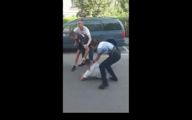 Bărbatul care a lovit o poliţistă, în arest la domiciliu