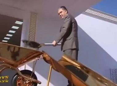 Opulenţă. Preşedintele din Turkmenistan a inaugurat un şantier cu o lopată şi o roabă din aur