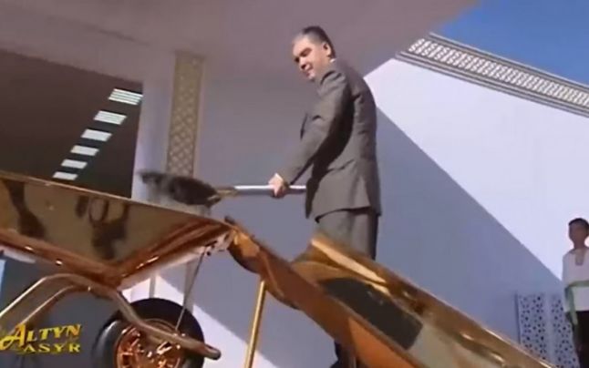 Opulenţă. Preşedintele din Turkmenistan a inaugurat un şantier cu o lopată şi o roabă din aur