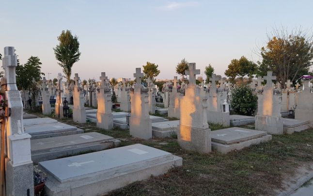 Reuters: Firmele funerare din România se luptă să ţină pasul cu valul 4 al pandemiei. Patron: Cererea de sicrie a crescut cu 50%