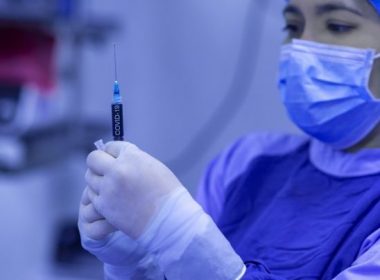 Austria adoptă vaccinarea anti COVID obligatorie a adulţilor, o premieră în Uniunea Europeană