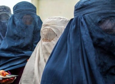 Talibanii cheamă femeile din sistemul sanitar la muncă, după ce numeroşi specialişti au părăsit Afganistanul