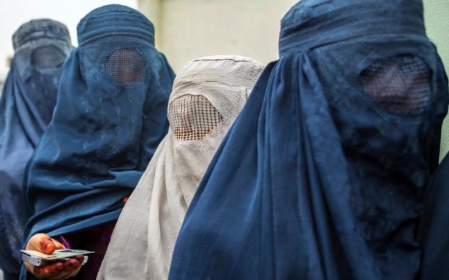 Talibanii cheamă femeile din sistemul sanitar la muncă, după ce numeroşi specialişti au părăsit Afganistanul