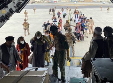Exodul. Drama familiilor separate în haosul din aeroportul din Kabul: „Mama, tatăl şi copiii au ajuns fiecare în altă ţară”