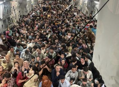 Imaginea disperării: Aproape 650 de afgani înghesuiţi într-un avion făcut să transporte de patru ori mai puţini oameni