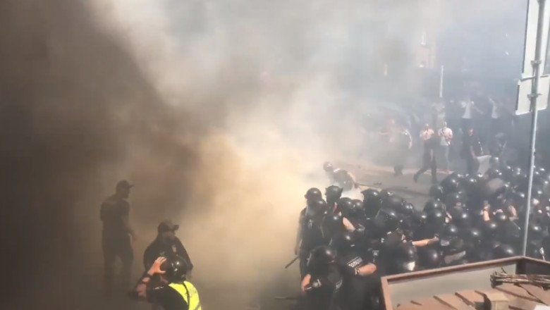 Ciocniri violente în Ucraina. Biroul preşedintelui Zelensky a fost luat cu asalt de protestatari