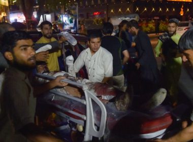 Un afgan surprins în atacul de la Kabul a încercat să salveze o fetiţă rănită în explozie: „A murit în braţele mele”