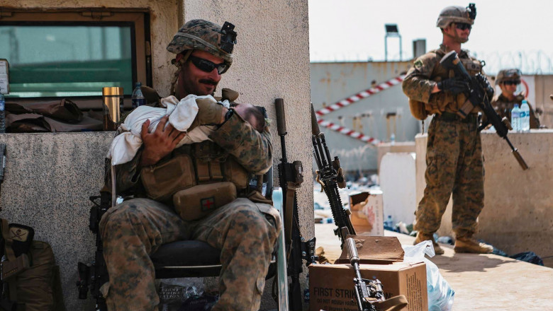 „Salvaţi-mi copilul!” Imaginile virale cu militarii SUA care au grijă de copiii afgani în haosul din aeroportul din Kabul