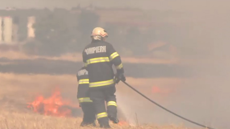 Incendii în mai multe zone din ţară: Au ars hectare întregi de vegetaţie şi au fost în pericol mai multe gospodării şi animale