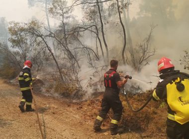 Pompierii români care au ajutat la stingerea incendiilor din Grecia, înaintaţi în grad