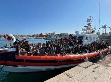 Peste 500 de migranţi înghesuiţi într-o barcă de pescuit au fost salvaţi şi au debarcat pe insula Lampedusa. Imagini impresionante