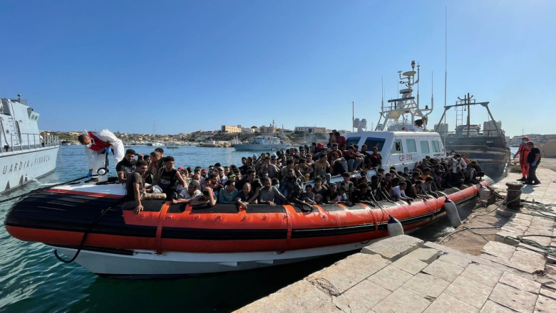 Peste 500 de migranţi înghesuiţi într-o barcă de pescuit au fost salvaţi şi au debarcat pe insula Lampedusa. Imagini impresionante