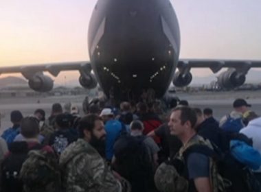 Imagini din timpul evacuării românilor din Afganistan, unii au ajuns deja în Dubai. MAE: 16 au plecat deja, mai sunt 27