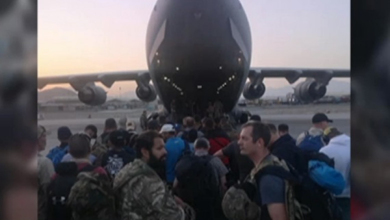 Imagini din timpul evacuării românilor din Afganistan, unii au ajuns deja în Dubai. MAE: 16 au plecat deja, mai sunt 27