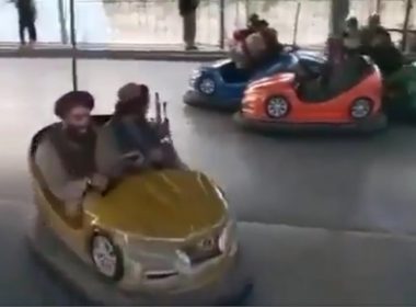 Imagini hilare din Afganistan. Talibanii se dau în maşinuţe cu arma în mână şi în carusel, într-un parc de distracţie