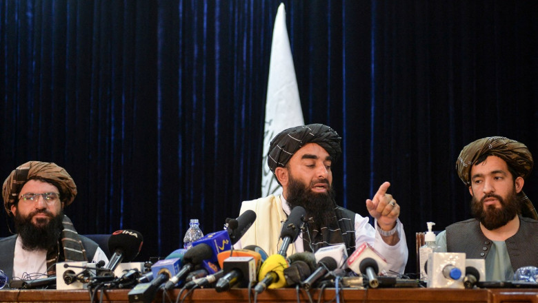 Talibanii au susţinut prima conferinţă de presă încercând să convingă Planeta că au faţă umană