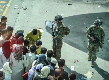 Soldaţii SUA au ucis doi bărbaţi înarmaţi pe aeroportul din Kabul. Au fost raportate şapte decese, inclusiv afgani căzuţi din avion