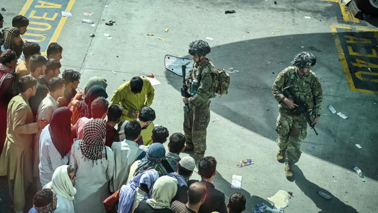 Soldaţii SUA au ucis doi bărbaţi înarmaţi pe aeroportul din Kabul. Au fost raportate şapte decese, inclusiv afgani căzuţi din avion