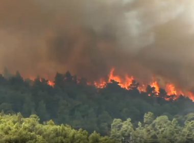 Incendiu uriaş în Attica, în zona în care se află pompierii români. Focul s-a extins şi se îndreaptă spre zone locuite