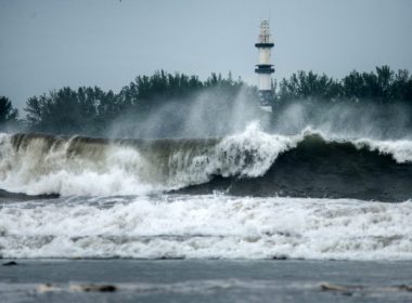 Grace a devenit uragan de gradul 3 şi aduce rafale de vânt de 195 de kilometri pe oră: „Cerem populaţiei să rămână în alertă”