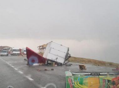 Imaginile dezastrului de pe Transalpina după codul roşu de vijelie. Chioşcurile au fost răsturnate, iar mobilierul împrăştiat pe şosea