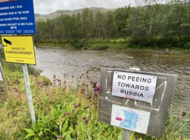 Un panou de avertizare apărut în Norvegia stârneşte nedumerire: „Nu urinaţi în direcţia Rusiei”