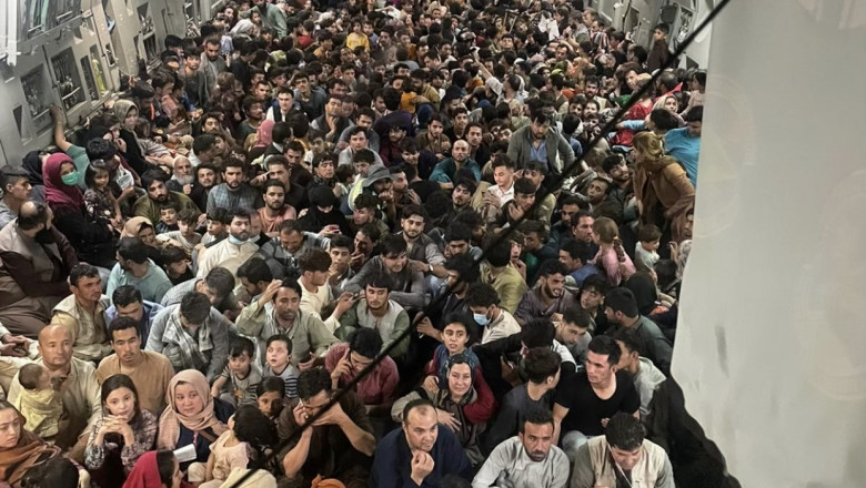 Pentagonul dezvăluie numărul pasagerilor din fotografia avionului cu refugiaţi afgani devenită virală: 823, dublul capacităţii sale