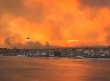 Un incendiu arde necontrolat de mai multe zile pe a doua cea mai mare insulă din Grecia. Sute de turişti şi localnici au fost evacuaţi