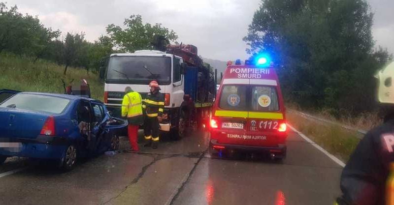 Argeş: Un mort şi trei răniţi după ce un autoturism s-a ciocnit cu un TIR