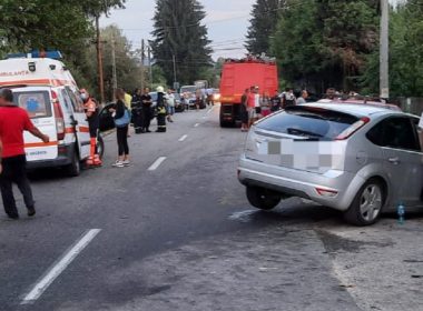 Argeş: Patru răniţi după ce două maşini s-au ciocnit, iar una dintre ele a ricoşat în alt autovehicul. Trei dintre victime sunt pietoni