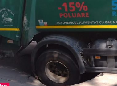 O maşină de salubrizare din Bucureşti a rămas blocată în asfalt, după ce o stradă s-a surpat