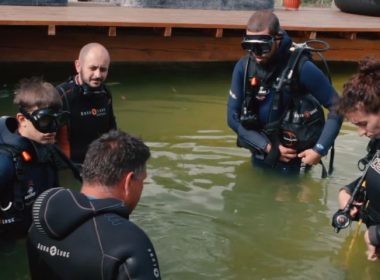 Prima berărie subacvatică din Europa se află în Covasna. Turiştii pot face scufundări şi pot bea bere la 3 metri sub apă
