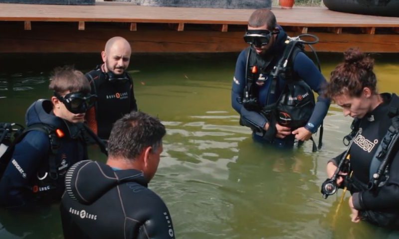Prima berărie subacvatică din Europa se află în Covasna. Turiştii pot face scufundări şi pot bea bere la 3 metri sub apă