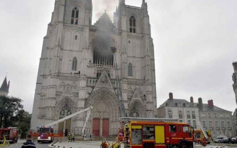 Un preot catolic din Franţa a fost ucis de bărbatul care a incendiat anul trecut catedrala din Nantes