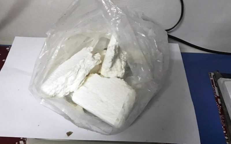 44 kg de droguri, confiscate. Trei tineri au fost arestaţi