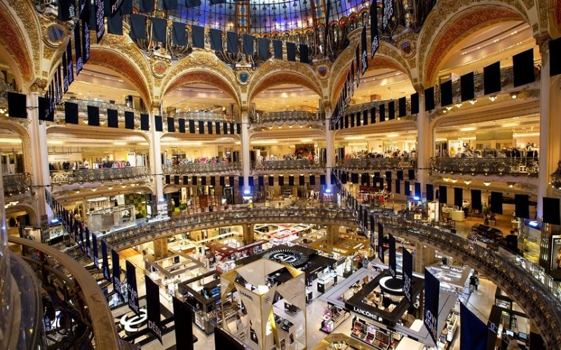 Mallurile din Paris şi părţi mari din Franţa trebuie să ceară clienţilor permisul de sănătate pentru Covid-19