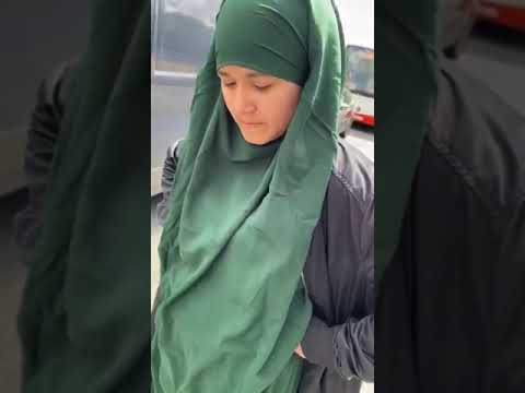 Românce la cerşti cu hijabul pe cap