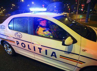 Cinci bărbaţi care ar fi blocat în trafic, în Bucureşti, două maşini cărora le-au distrus parbrizele şi i-au agresat pe şoferi, reţinuţi