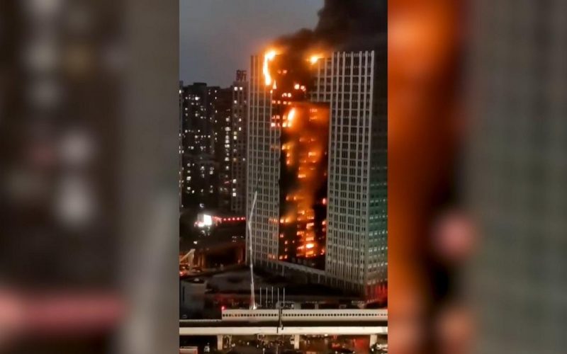 Clădire de 28 de etaje, în flăcări