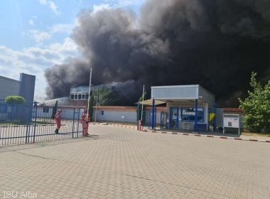 Incendiu de proporţii la un depozit de materiale reciclabile din Alba. A fost emis mesaj Ro-Alert
