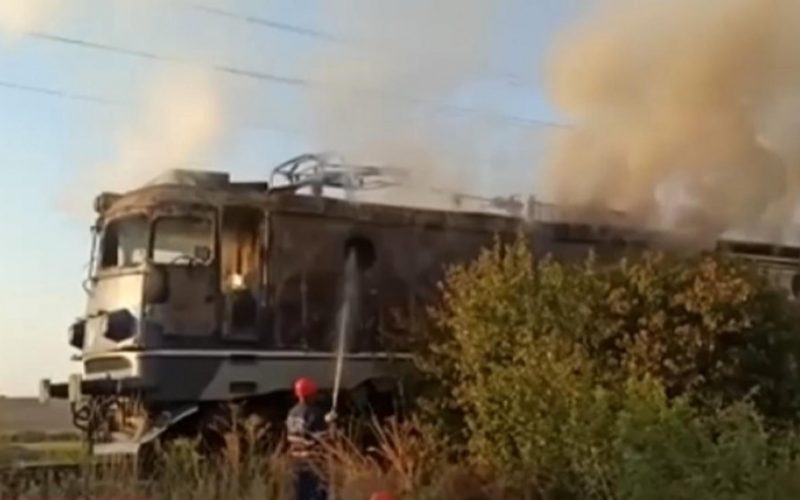 O locomotivă a luat foc în mers