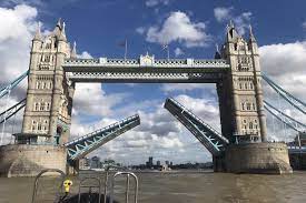 Celebrul Tower Bridge din Londra, blocat de activişti ecologişti