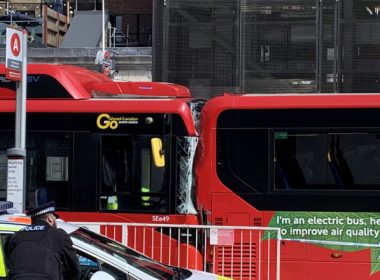 O persoana a murit, iar alte trei au fost rănite după ce două autobuze s-au ciocnit în centrul Londrei