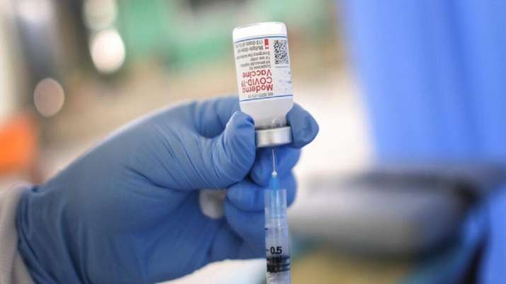 Franţa începe în septembrie vaccinarea grupelor de risc cu a treia doză şi în octombrie impune plata testelor
