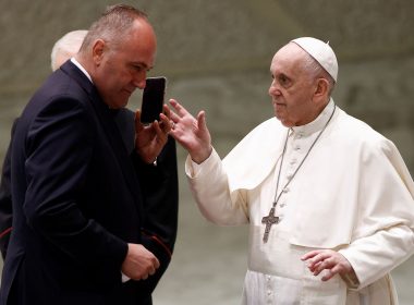 Papa Francis a întrerupt audienţa generală pentru a răspunde la un apel telefonic misterios