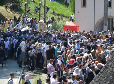 Mii de oameni la pelerinajul de la mănăstirea Nicula