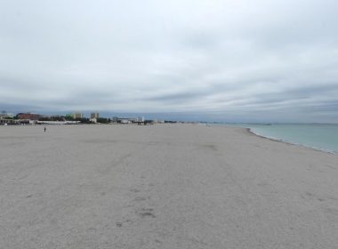 Prima plajă din Mamaia care se închide în mijlocul sezonului. „Lărgirea plajelor ne-a condus la moarte”