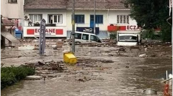Cel puţin 9 oameni au murit în inundaţiile catastrofale din Turcia