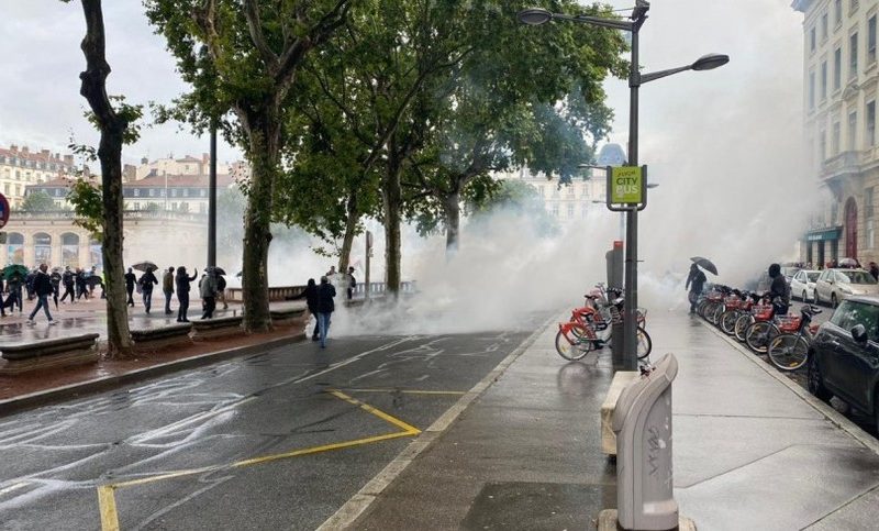 Franţa: Al patrulea weekend consecutiv de manifestaţii împotriva permisului de sănătate / Şapte manifestanţi, reţinuţi la Lyon