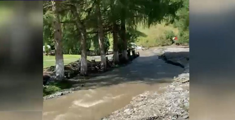Zeci de turişti izolaţi în Moeciu. Singurul drum de acces a fost distrus de o viitură